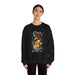 Une femme porte un sweatshirt noir orné d'un motif floral vintage et du texte Créé avec un objectif.