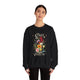 Une femme porte un sweatshirt noir orné d'un motif floral vintage et du texte Créé avec un objectif.