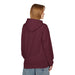 Une femme porte un sweat à capuche bordeaux uni vu de dos.