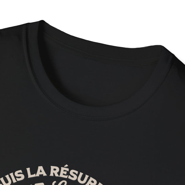 T-shirt noir pour femme avec un col rond côtelé et une inscription blanche visible.