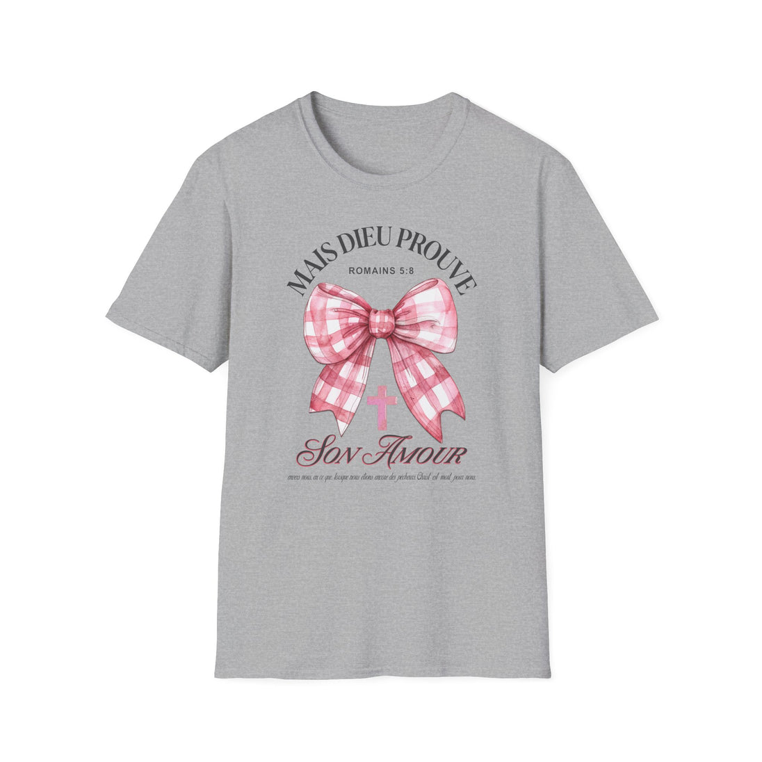 T-shirt gris pour femme avec un nœud vichy rose et le verset biblique Romains 5:8 imprimé.