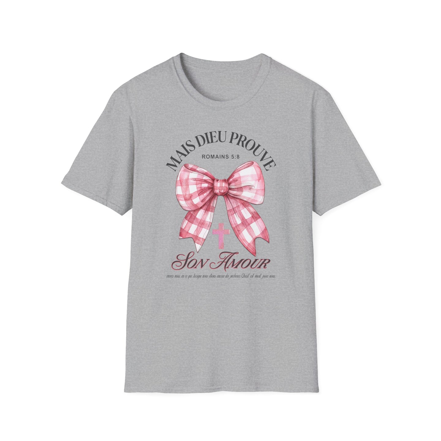 T-shirt gris pour femme avec un nœud vichy rose et le verset biblique Romains 5:8 imprimé.
