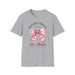 T-shirt gris pour femme avec un nœud vichy rose et le verset biblique Romains 5:8 imprimé.