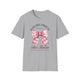 T-shirt gris pour femme avec un nœud vichy rose et le verset biblique Romains 5:8 imprimé.