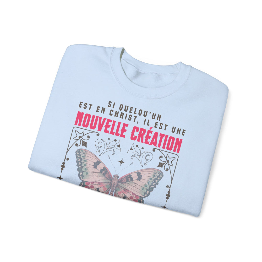 Sweat-shirt bleu clair plié avec un papillon et le texte Si quelqu'un est en Christ.