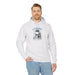 Un homme porte un sweat à capuche blanc avec une illustration religieuse et le texte Il est ressuscité.