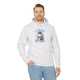 Un homme porte un sweat à capuche blanc avec une illustration religieuse et le texte Il est ressuscité.