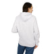 Une femme porte un sweat à capuche blanc uni en coton biologique vu de dos.