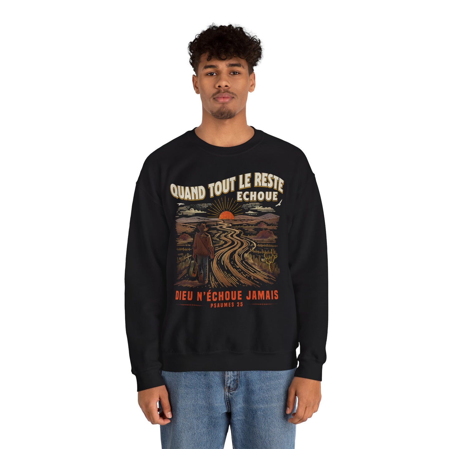 Un homme porte un sweat-shirt noir avec une illustration de paysage et un message chrétien.