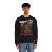 Un homme porte un sweat-shirt noir avec une illustration de paysage et un message chrétien.