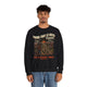 Un homme porte un sweat-shirt noir avec une illustration de paysage et un message chrétien.