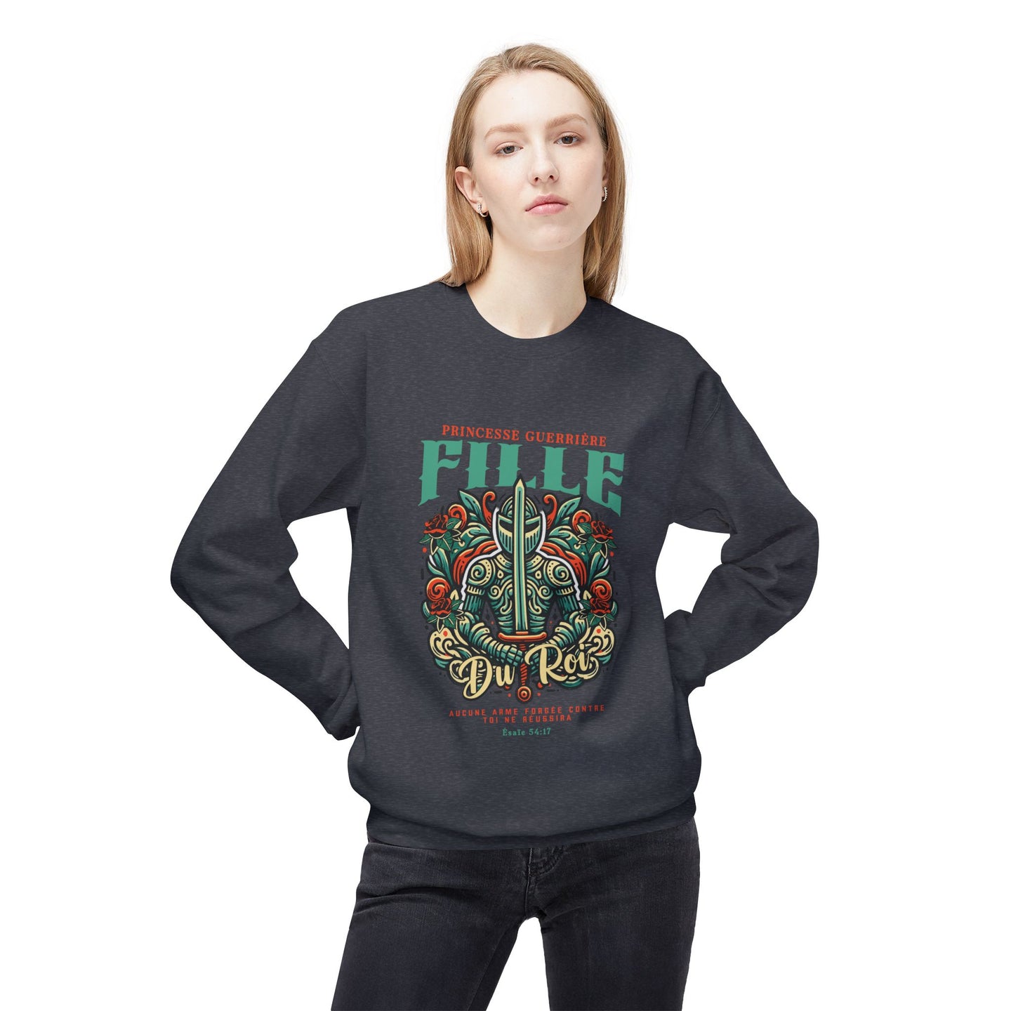 Une femme porte un sweat-shirt gris foncé avec une illustration de chevalier et un texte religieux.