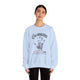 Une femme porte un sweat-shirt blanc avec une empreinte de main et un texte religieux en français.