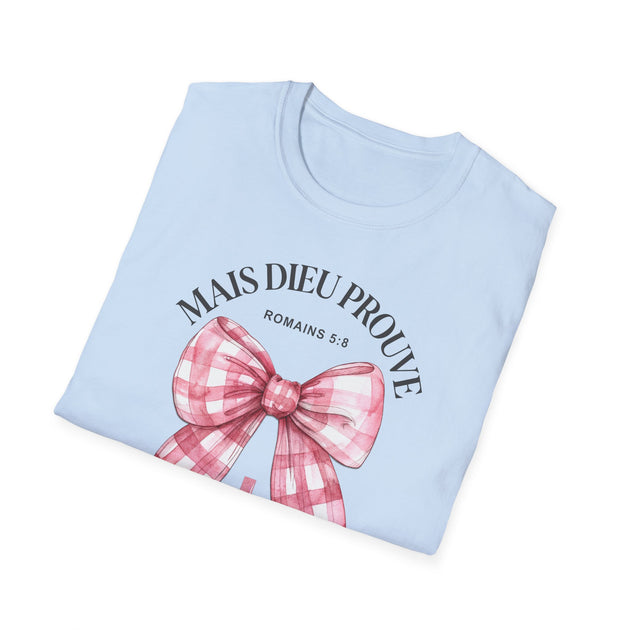 T-shirt bleu clair plié avec un nœud vichy rose et l'inscription Mais Dieu prouve Romains 5:8.