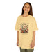 Une jeune fille porte un t-shirt jaune pâle orné d'un motif floral et de papillons.