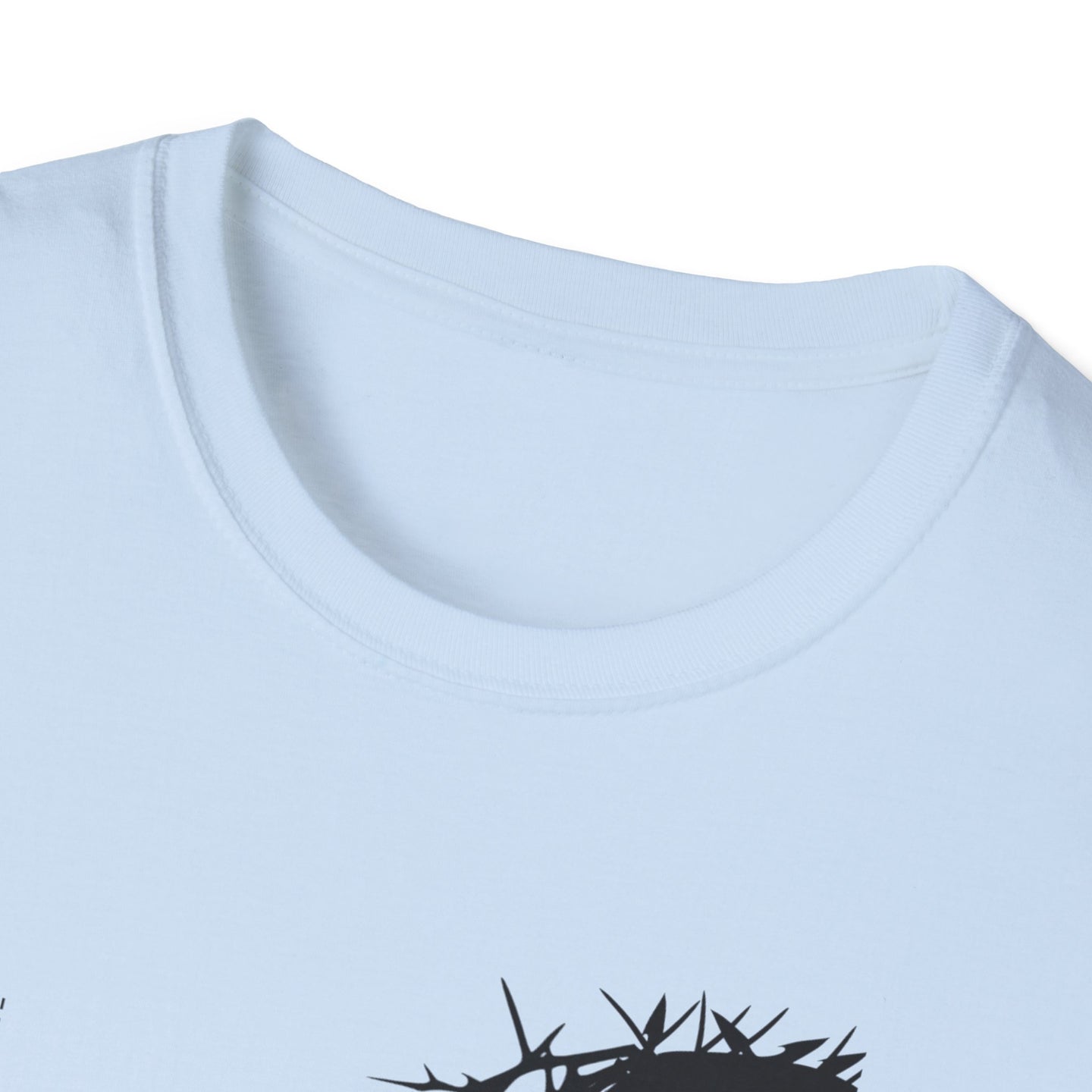 T-shirt blanc à col rond avec un motif de couronne d'épines imprimé sur le bas.