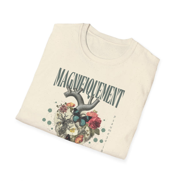 T-shirt beige plié avec une illustration de cœur floral, un papillon et le texte Magnifiquement.