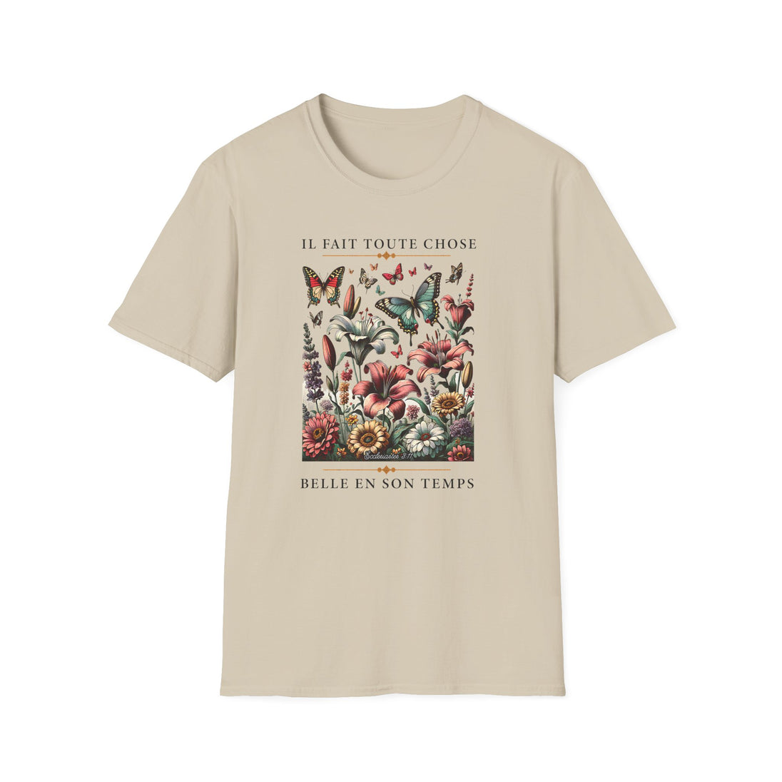 T-shirt beige pour femme orné d'un motif floral vintage avec des papillons et un texte inspirant.