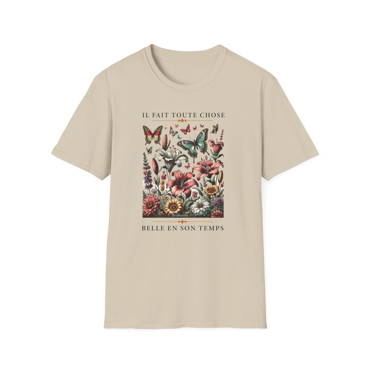 T-shirt beige pour femme orné d'un motif floral vintage avec des papillons et un texte inspirant.