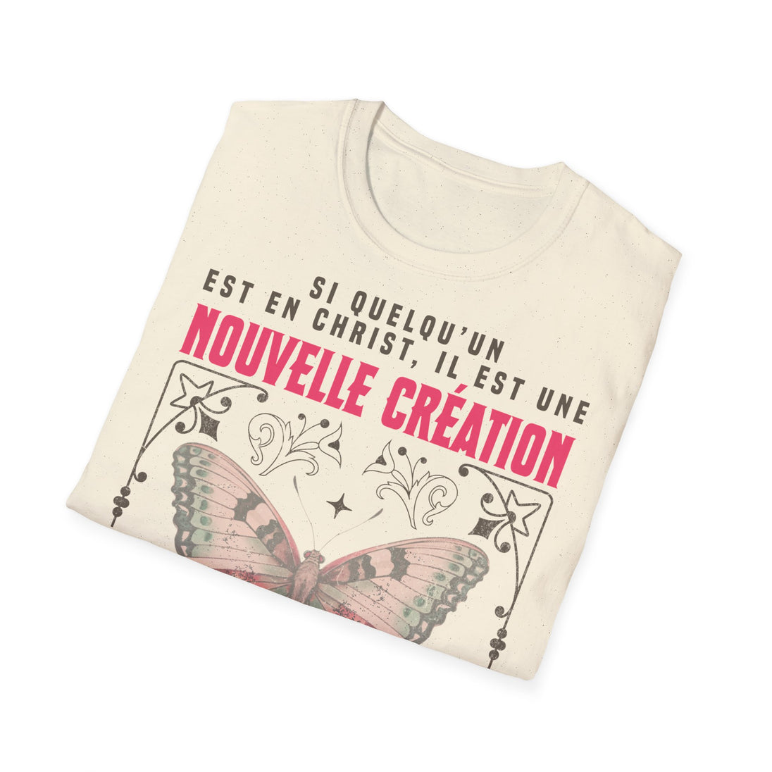T-shirt beige plié avec un papillon et le texte Si quelqu'un est en Christ, il est une nouvelle création.