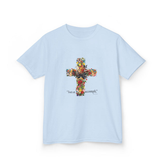 T-shirt bleu clair pour enfant avec une croix fleurie et l'inscription Tout est accompli.