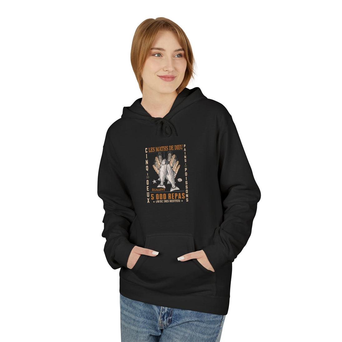 Une femme porte un sweat à capuche noir avec une illustration religieuse sur la poitrine.