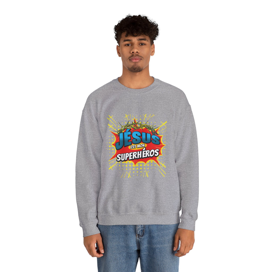 Un homme porte un sweatshirt gris avec l'inscription Jésus est mon superhéros en style comics.