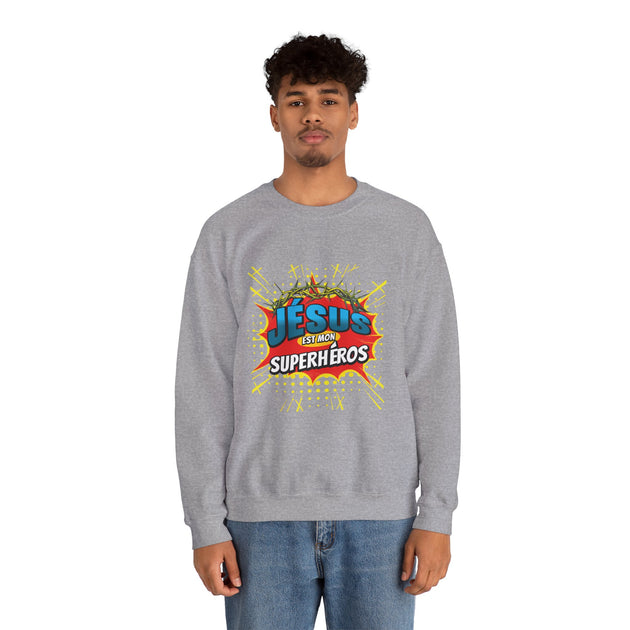 Un homme porte un sweatshirt gris avec l'inscription Jésus est mon superhéros en style comics.