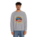 Un homme porte un sweatshirt gris avec l'inscription Jésus est mon superhéros en style comics.