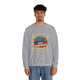Un homme porte un sweatshirt gris avec l'inscription Jésus est mon superhéros en style comics.