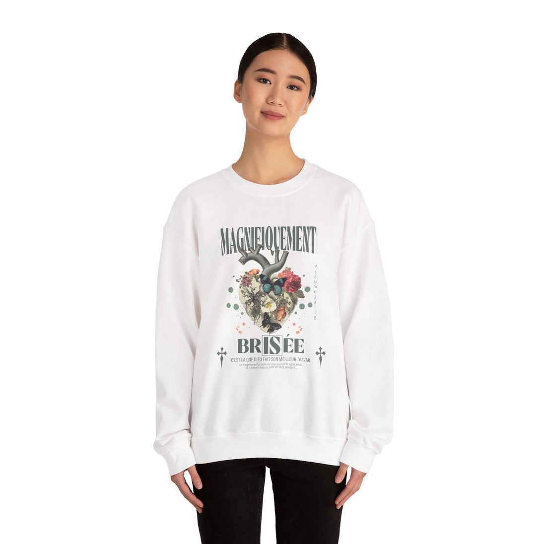 Sweatshirt blanc femme Magnifiquement Brisée avec motif cœur vintage et fleurs.