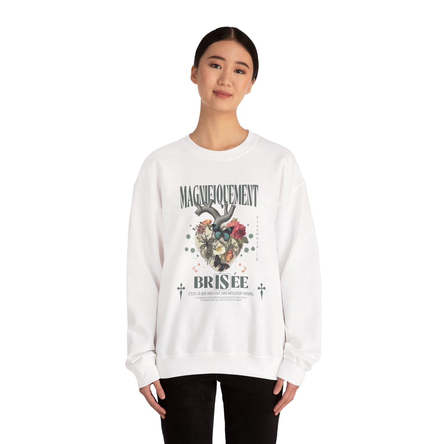 Sweatshirt blanc femme Magnifiquement Brisée avec motif cœur vintage et fleurs.