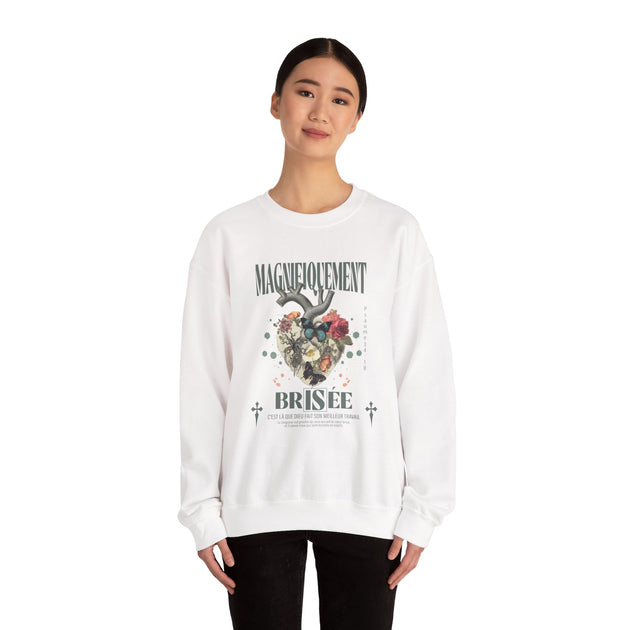 Sweatshirt blanc femme Magnifiquement Brisée avec motif cœur vintage et fleurs.