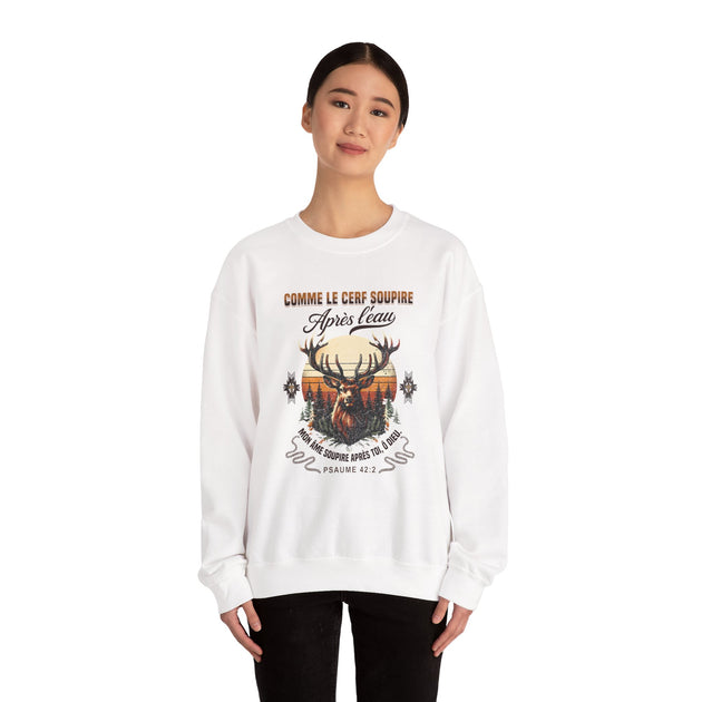 Une femme porte un sweat-shirt blanc avec une illustration de cerf et le texte Psaume 42:2.