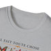 T-shirt gris à col rond orné d'un motif de papillons et de l'inscription Il fait toute chose.