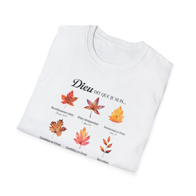 T-shirt blanc plié orné de feuilles d'automne et de messages chrétiens inspirants.