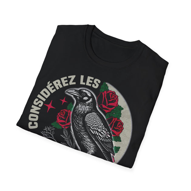 T-shirt noir plié avec une illustration de corbeau, de roses rouges et le texte Considérez les.