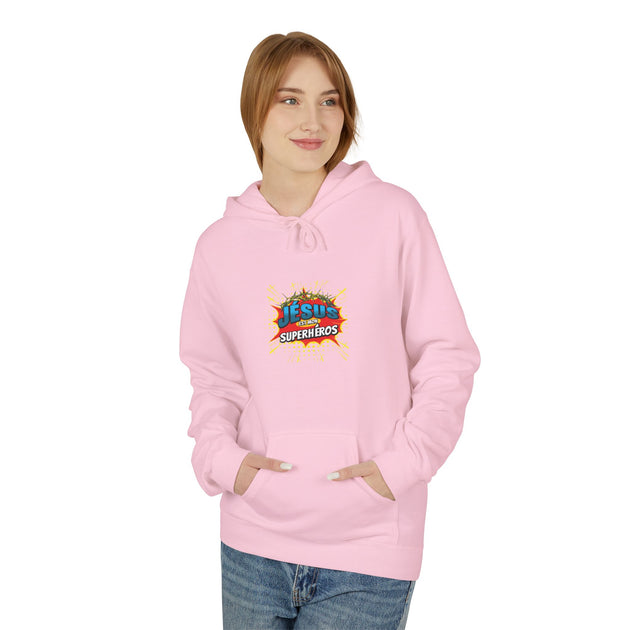 Une femme porte un sweat à capuche rose avec l'inscription Jésus est mon superhéros.