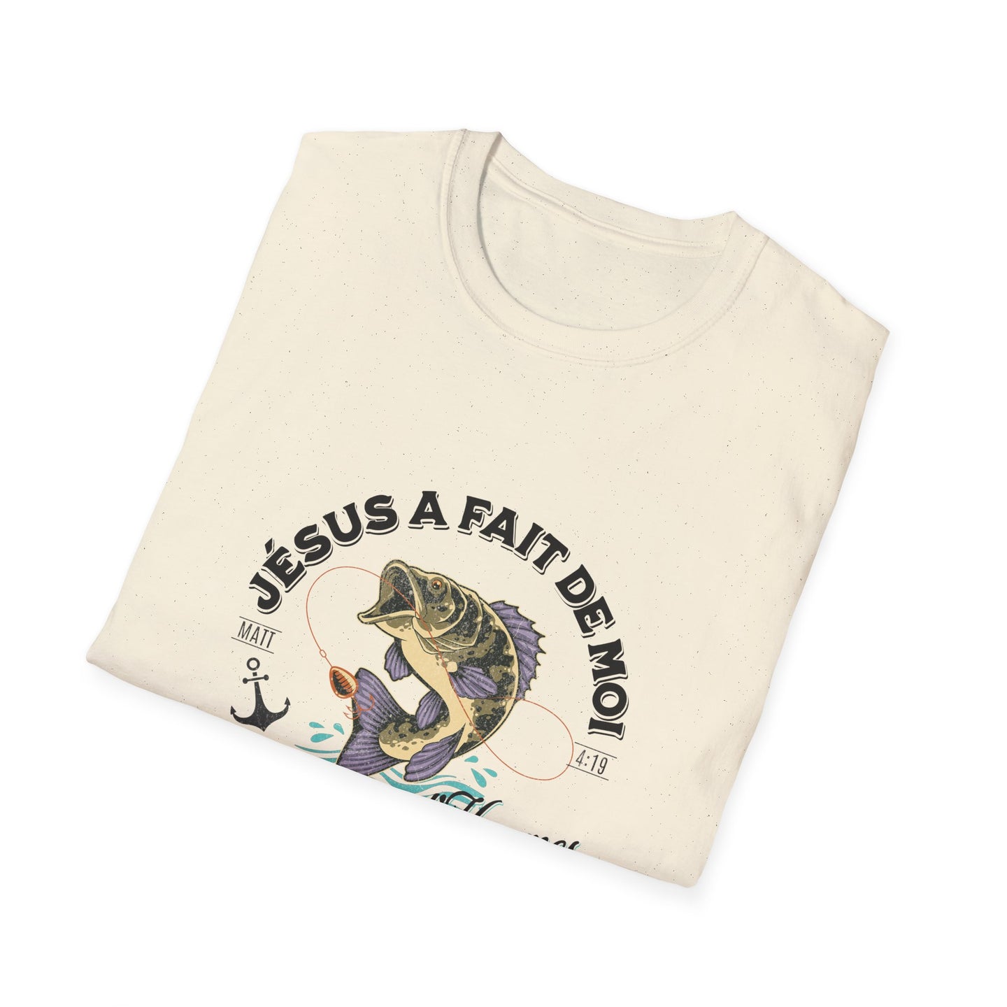 T-shirt beige plié avec une illustration de poisson, une ancre et le texte Jésus a fait de moi.