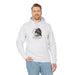 Un homme porte un sweat à capuche blanc avec une illustration de corbeau et de roses.