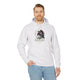 Un homme porte un sweat à capuche blanc avec une illustration de corbeau et de roses.