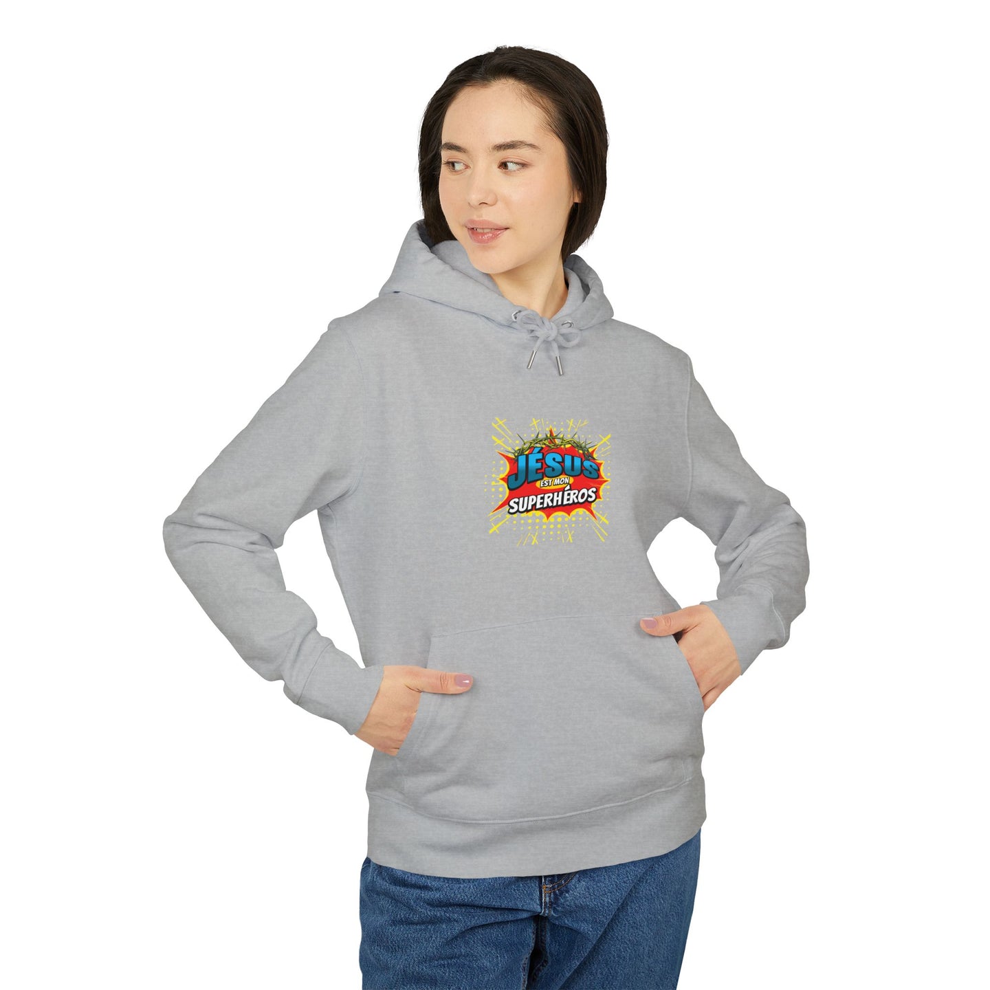 Une femme porte un sweat à capuche gris avec le motif Jésus est mon superhéros sur la poitrine.