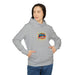 Une femme porte un sweat à capuche gris avec le motif Jésus est mon superhéros sur la poitrine.