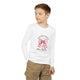Un enfant porte un t-shirt blanc à manches longues avec un motif de nœud rose et une croix.