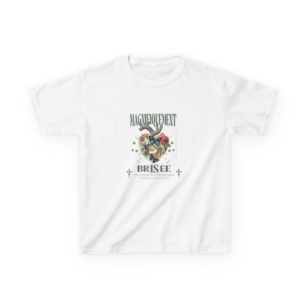 T-shirt blanc pour enfant avec une illustration de cœur floral et le texte Magnifiquement Brisée.