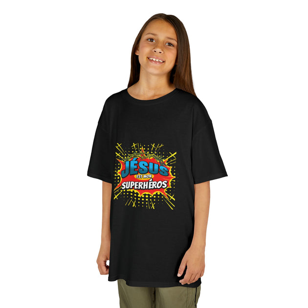 Une jeune fille porte un t-shirt noir avec l'inscription Jésus est mon superhéros.