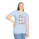 Une femme porte un t-shirt bleu clair orné de neuf feuilles et du texte Dieu dit que je suis.