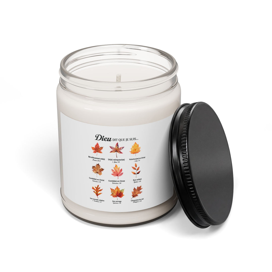 Bougie en cire de soja dans un pot en verre avec un couvercle noir et une étiquette automnale.