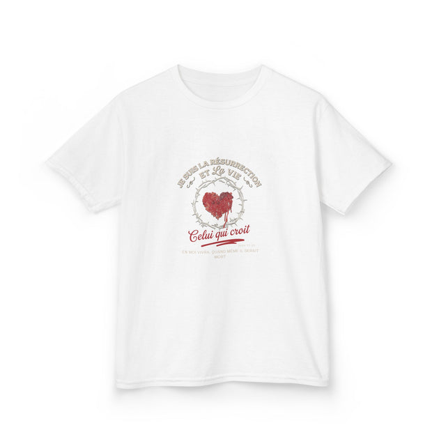 T-shirt blanc pour enfant avec un motif de cœur entouré d'une couronne d'épines et texte religieux.