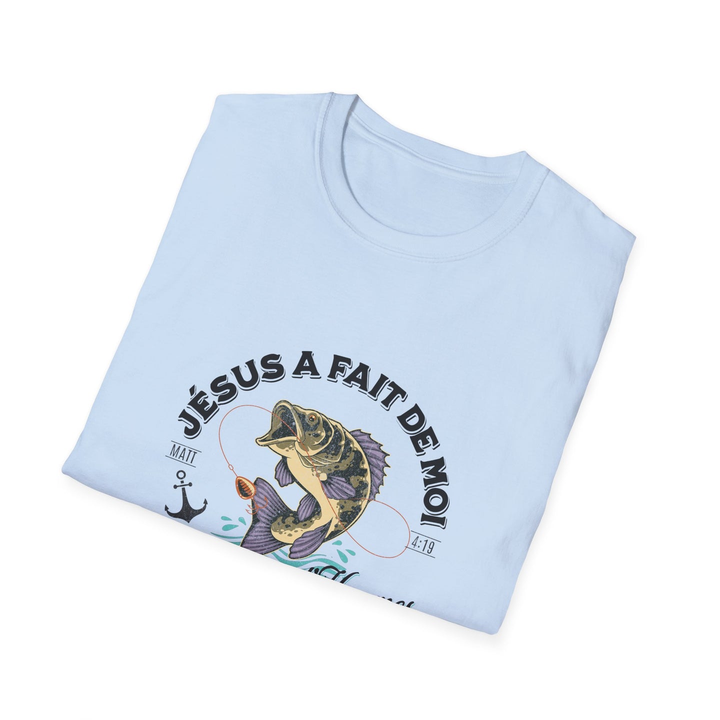 T-shirt bleu clair plié avec une illustration de poisson et le texte Jésus a fait de moi.